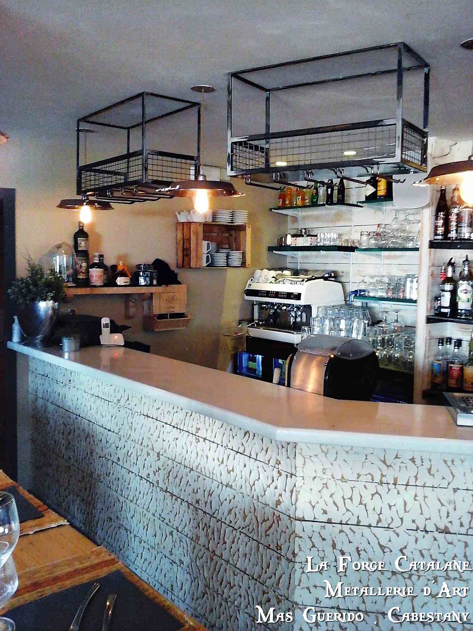 Range bouteille bar la siesta industriel forge catalane.jpg